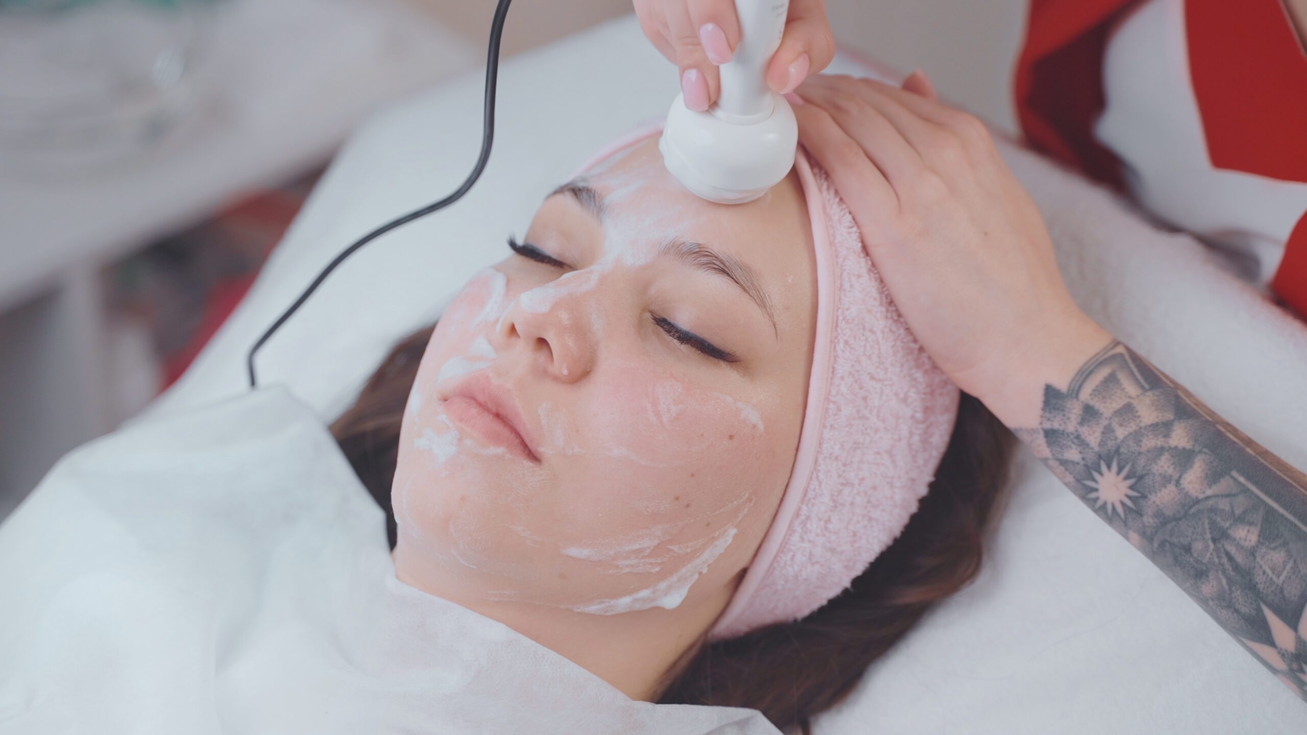 tratamiento de belleza en una moderna clínica de cosmetología primer plano de un rostro femenino durante el tratamiento c SBI 351570644